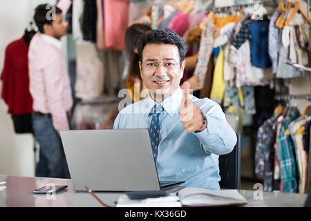 1 Business Manager maschio Lavoro per laptop in Boutique -store Foto Stock