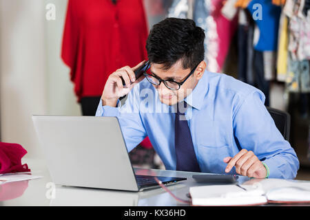 Personalizzare i dipendenti e Manager utilizzando Laptop Boutique di lavoro Shop Foto Stock