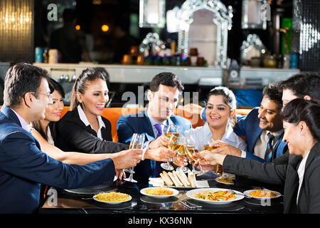 Gruppo di persone Business collega Cheers Champagne-Party società celebrazione di successo Gli In-Hotel Foto Stock