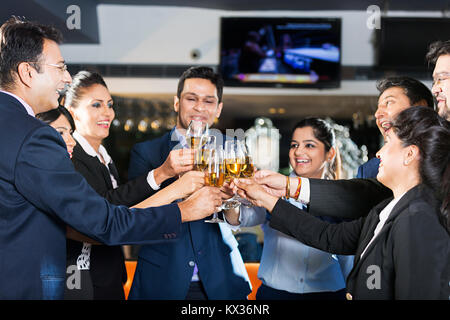 Gruppo Business Partner per tostare il vetro di champagne il successo aziendale celebrazione In-Restaurant Foto Stock