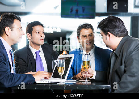 Quattro uomini di Business Partner di lavoro facendo riunioni di discussione parlando Gli In-Hotel Foto Stock