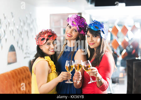 3 Cari amici bevendo champagne Cheers Gli In-Hotel Capodanno festa per celebrare Foto Stock