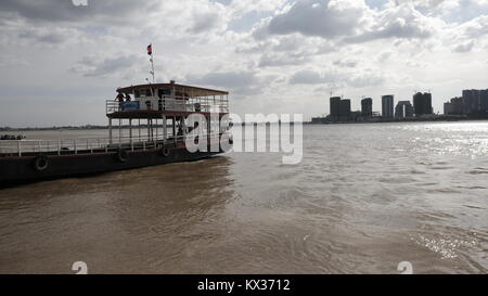 Questo è l'unico geograficamente nel punto in cui le acque si fondono il fiume Tonle Sap incontra il fiume Mekong " Chaktomuk' confluenza Phnom Penh Cambogia Asia SE Foto Stock