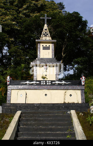 Tomba del cimitero sulla isola di Samosir, Lago Toba, Sumatra, Indonesia Foto Stock