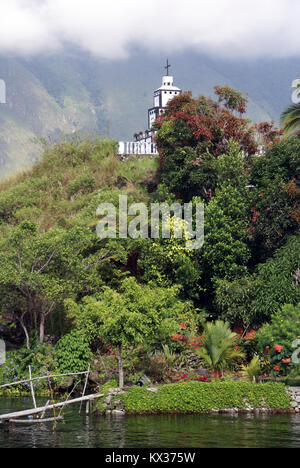 Cimitero sulla banca del Lago Toba, tuk-tuk, isola di Samosir Foto Stock