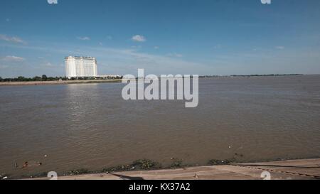 Questo è l'unico geograficamente nel punto in cui le acque si fondono il fiume Tonle Sap incontra il fiume Mekong " Chaktomuk' confluenza Phnom Penh Cambogia Asia SE Foto Stock