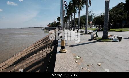 Domenica lungo Sisowath Quay Boulevard Park lungo l'intersezione di Tonle Sap e Fiumi Mekong. Dic 2017 Foto Stock