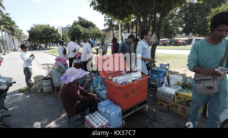 Bevande e snack food fornitori domenica lungo Sisowath Quay Boulevard Park lungo l'intersezione di Tonle Sap e Fiumi Mekong. Dic 2017 Foto Stock