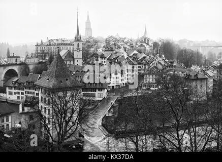 Vista sulla città vecchia di Berna sotto la pioggia, Svizzera. In bianco e nero Foto Stock