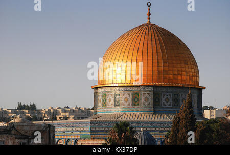 Immagine orizzontale della cupola dorata del Rock in tempo al tramonto, all interno delle mura della Città Vecchia di Gerusalemme, Israele Foto Stock