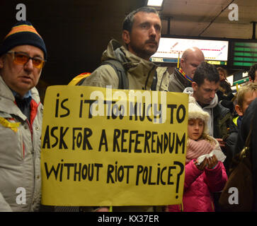 Il catalano manifestanti iniziare il mese di marzo per protestare contro l'Europa, invitando a "wake up' sulla questione catalana. Carles Puigdemont è anche presente all'evento. Dotato di: manifestanti, atmosfera dove: Bruxelles , Belgio quando: 07 Dic 2017 Credit: IPA/WENN.com * * disponibile solo per la pubblicazione in UK, USA, Germania, Austria, Svizzera** Foto Stock