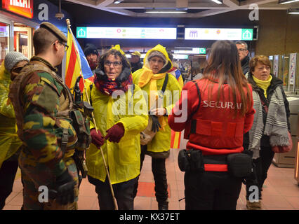 Il catalano manifestanti iniziare il mese di marzo per protestare contro l'Europa, invitando a "wake up' sulla questione catalana. Carles Puigdemont è anche presente all'evento. Dotato di: manifestanti, atmosfera dove: Bruxelles , Belgio quando: 07 Dic 2017 Credit: IPA/WENN.com * * disponibile solo per la pubblicazione in UK, USA, Germania, Austria, Svizzera** Foto Stock