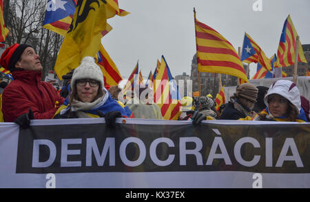 Il catalano manifestanti iniziare il mese di marzo per protestare contro l'Europa, invitando a "wake up' sulla questione catalana. Carles Puigdemont è anche presente all'evento. Dotato di: manifestanti, atmosfera dove: Bruxelles , Belgio quando: 07 Dic 2017 Credit: IPA/WENN.com * * disponibile solo per la pubblicazione in UK, USA, Germania, Austria, Svizzera** Foto Stock