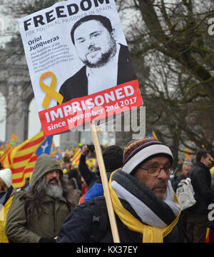 Il catalano manifestanti iniziare il mese di marzo per protestare contro l'Europa, invitando a "wake up' sulla questione catalana. Carles Puigdemont è anche presente all'evento. Dotato di: manifestanti, atmosfera dove: Bruxelles , Belgio quando: 07 Dic 2017 Credit: IPA/WENN.com * * disponibile solo per la pubblicazione in UK, USA, Germania, Austria, Svizzera** Foto Stock