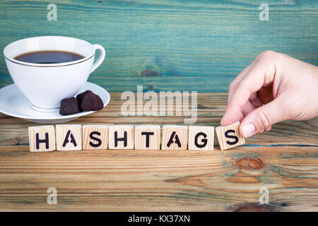 Gli hashtag. Lettere di legno sulla scrivania in ufficio, informativo e sfondo di comunicazione Foto Stock