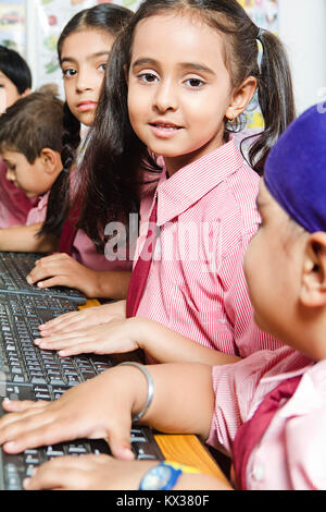 Indian School Kids studenti amici Computer Lab Education Learning studiare Foto Stock