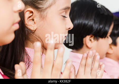 Indian School Childrens studenti uniti mani culto di preghiera Foto Stock