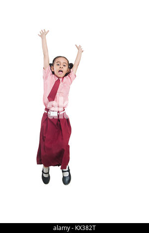 1 Indian School Bambina Jumping avendo divertimento allegro godere Foto Stock