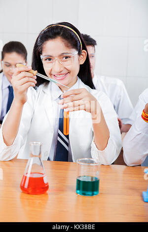 1 Indian ragazza adolescente scuola studente Chimico di ricerca Science Laboratory Foto Stock