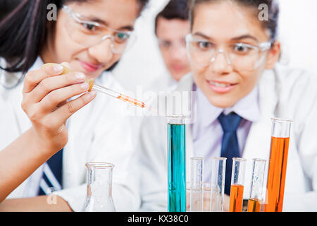 2 Indian School ragazze studenti ricerca liquido chimico nel laboratorio di scienze Foto Stock