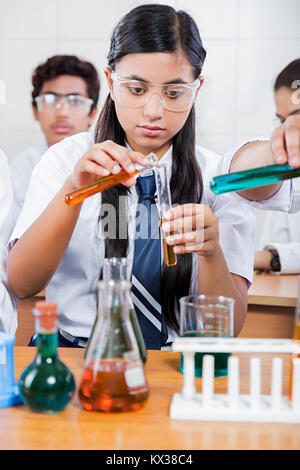 1 Indian High School girl scienza Chemical Research Lab Classroom Foto Stock