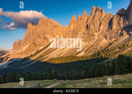 La luce del sole al tramonto sulle Odle picchi di montagna. La Val di Funes. Il Gardena Dolomiti. Il Trentino Alto Adige. Alpi italiane. L'Europa. Foto Stock