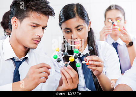 High School Science gli studenti che studiano in plastica molecola educativo modello insieme Foto Stock