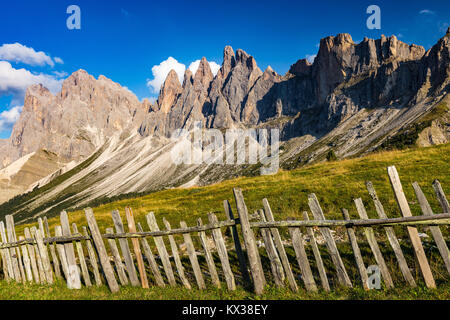 Le Odle gruppo montuoso. Praterie Alpine, recinti di legno. Val di Funes, la Val Gardena Dolomiti Alto Adige Südtirol, Alpi Italiane. L'Europa. Foto Stock