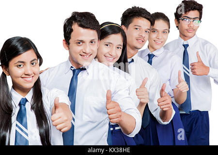 Gruppo indiano adolescenti scuola gli studenti amici mostrando Thumbsup educazione di successo Foto Stock