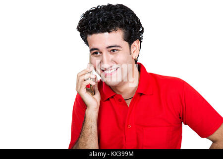 1 Indian giovane ragazzo parlando al telefono cellulare sorridente godendo Foto Stock