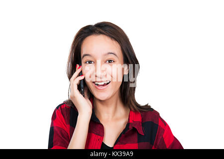 1 eccitato Indian giovane ragazza parlando al telefono cellulare allegro Foto Stock