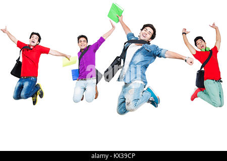 4 Indian studenti del college amici Jumping allegro successo Ful celebrando Foto Stock