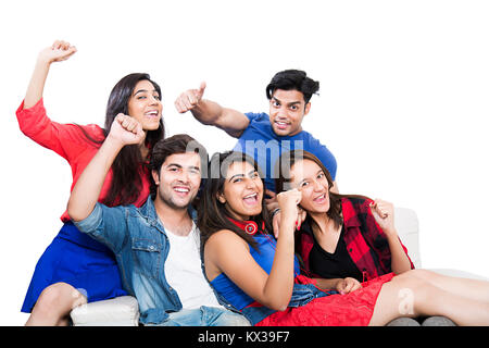 Felice gruppo indiano adolescenti amici la visione di programmi televisivi avente Fun Foto Stock