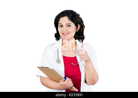 Indian medico donna negli appunti di contenimento mostrando Thumbsup Foto Stock