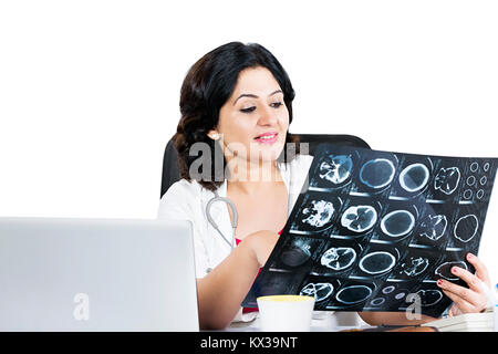 Indiano donna medico medico Controllo X-ray relazione in ospedale Foto Stock