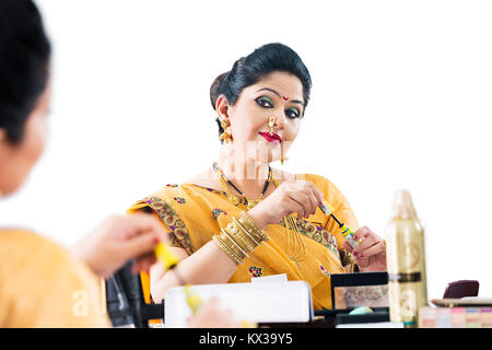 Indiano Marathi bella donna di vestirsi bellezza Make-up Moda Foto Stock