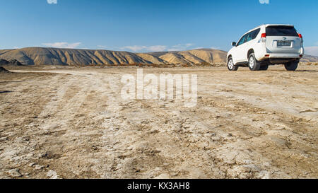 GOBUSTAN, AZERBAIGIAN-dicembre 28, 2017: Bianco Toyota Land Cruiser nel deserto di fango in Gobustan, Azerbaigian. Foto Stock