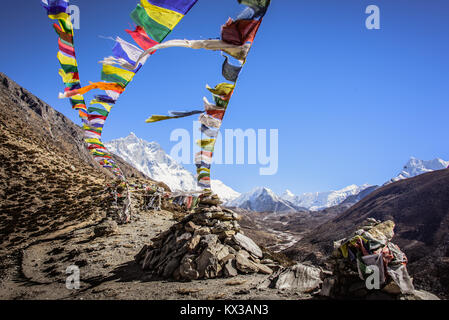 Bandiere di preghiera che guida il cammino per il Campo Base Everest Nepal Foto Stock