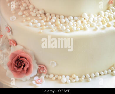 Rose di zucchero con perle perle di zucchero sulla torta closeup Foto Stock