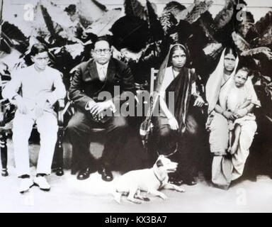 Una fotografia del Dr. Babasaheb Ambedkar, l'importante riformatore sociale indiano e architetto della Costituzione indiana, con la sua famiglia. Da sinistra a destra: Son Yashwant, moglie Ramabai, moglie del fratello Laxmibai, e il suo cane preferito, Tobby. Foto Stock