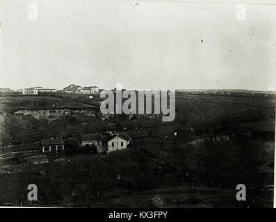 Questa foto storica di Belgrado, scattata da sud il 14 dicembre 1914, cattura la città durante la prima guerra mondiale. Mostra l'ambiente urbano e il paesaggio urbano in un momento di conflitto, offrendo informazioni sul ruolo di Belgrado durante la guerra. Foto Stock