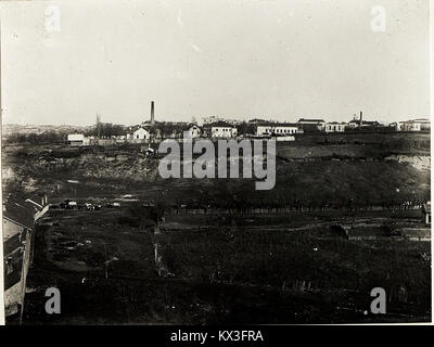 Questa fotografia del 14 dicembre 1914 di Belgrado mostra la città da sud, compresi i tetti, le campanelle della chiesa, la disposizione urbana e il terreno innevato, documentando il paesaggio urbano della capitale della Serbia durante l'era della prima guerra mondiale. Foto Stock