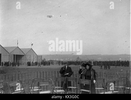 Fotografia che mostra un volo dimostrativo di un velivolo di tipo Farman-Voisin presso l'aeroporto di Dübendorf, in Svizzera, all'inizio del XX secolo, che illustra i primi sviluppi dell'aviazione. Foto Stock