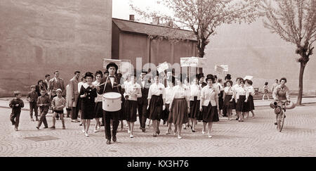 Studenti del quarto anno di liceo in un tour a piedi per le strade di Maribor, Slovenia, nel 1960. Foto Stock