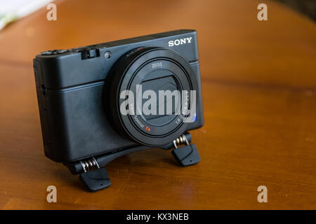 Sony RX100IV nuovo cavalletto attaccato Closeup prodotto anteriore Dicembre 2017 Foto Stock