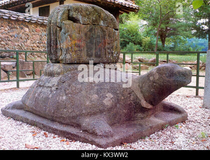 Il titolo è incompleto o illeggibile, impedendo di inserire correttamente sottotitoli o identificare il soggetto o il contesto. Foto Stock