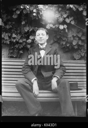 Un ritratto storico di un giovane della collezione Berthel, probabilmente catturato nel XIX o all'inizio del XX secolo, che mostra abiti e rappresentazioni visive del periodo. Foto Stock