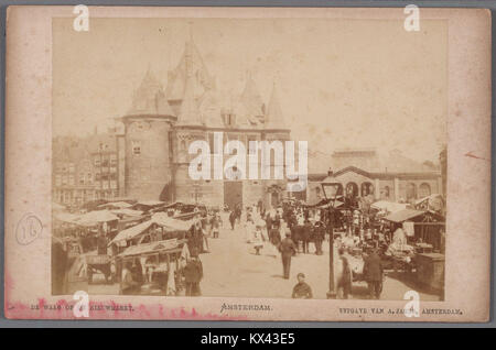 De Waag sul Nieuwmarkt di Amsterdam, mostrato prima del restauro del 1894. L'immagine include l'architettura storica dell'edificio e la sala del pesce municipale parzialmente visibile sullo sfondo. Foto Stock