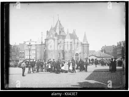 Questa immagine mostra il De Waag (la pesa) ad Amsterdam, prima del suo restauro nel 1894. La struttura risale al XV secolo ed era storicamente utilizzata per pesare merci in città. Foto Stock