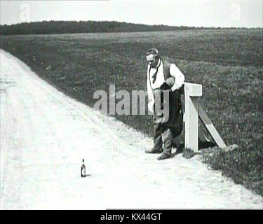 Un'opera d'arte del 1920 intitolata "Den törstige mand" (l'uomo assetato) che mostra una figura che sperimenta la sete, rappresentando le condizioni sociali e le lotte umane del periodo. Foto Stock